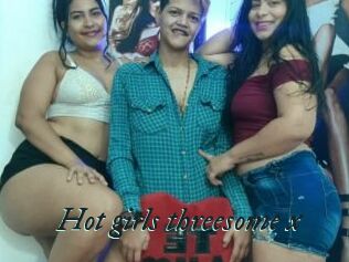 Hot_girls_threesome_x